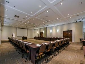 a conference room with a long table and chairs at ibis Guarulhos Aeroporto in Guarulhos