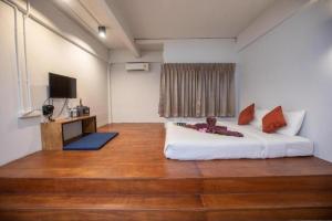 a room with a bed and a television in it at Sabaidee Chiangmai Hotel in Chiang Mai