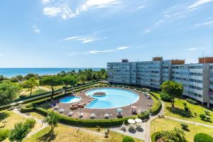 an overhead view of a swimming pool in a resort at Piscina Gratis, Pool View Oasis Pool View in Lido Adriano