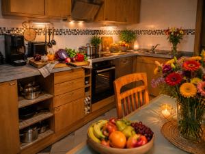 a kitchen with a bowl of fruit on a table at Relax Ferienwohnung in Odernheim