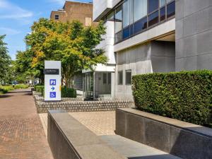 ein Parkschild vor einem Gebäude in der Unterkunft Pullman Eindhoven Cocagne in Eindhoven