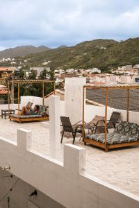 a person laying in beds on the roof of a building at Pousada do Trovão - Melhor localização de Arraial in Arraial do Cabo
