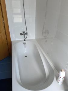 a white bath tub in a bathroom at Casa Vistas in Santa Marta de Ortigueira +1 photo