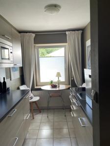 a kitchen with a table and a window at Antoinettes Ferienwohnung in Ilmenau