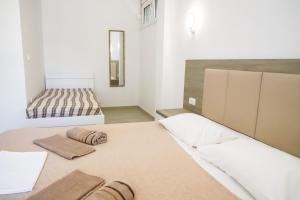 a small room with two beds and two bedsvisor at Rasi Luxury Apartments in Ulcinj