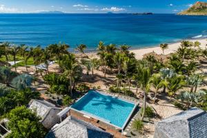 Luftaufnahme eines Resorts mit Swimmingpool und Strand in der Unterkunft Le Toiny Hotel & Beach Club in Toiny