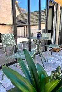 a patio with chairs and a table on a balcony at Le Studio Côté Cour in Oberbetschdorf