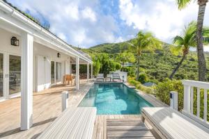 ein Haus mit Swimmingpool und Terrasse in der Unterkunft Le Toiny Hotel & Beach Club in Toiny