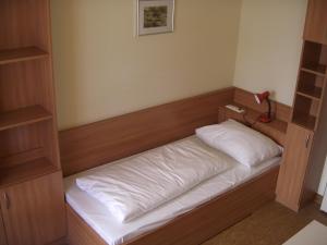 A bed or beds in a room at Kolping Campus Krems
