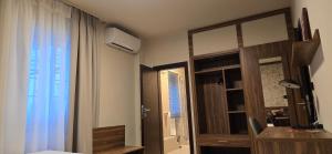 a room with a desk and a window and a mirror at Drei Schweizer Hotel 201 in Neuwied