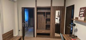 a room with a wooden door in a room at Drei Schweizer Hotel 201 in Neuwied