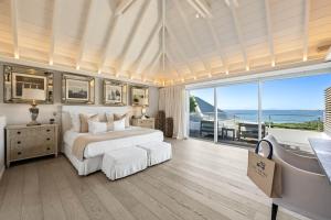 ein Schlafzimmer mit Bett und Meerblick in der Unterkunft Le Toiny Hotel & Beach Club in Toiny + 79 Fotos