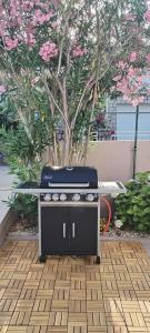 a barbecue cooker sitting on top of a sidewalk at Apartmani Novosel in Šilo