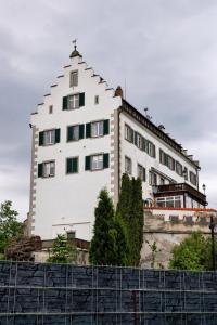 a large white building on top of a wall at Gemütliche Wohnung am Bodensee - Self-CheckIn in Markdorf