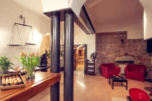 ein Wohnzimmer mit zwei großen Metallstangen in einem Raum in der Unterkunft Cangrande Hotel in Lazise