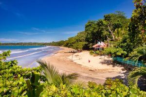 a view of a beach with people on it at Hotel Boutique Casa Mambo in Cahuita