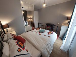 a bedroom with a bed and a mirror at Chambre privée avec Jardin in Les Ulis