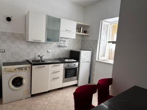 a kitchen with a washing machine and a washer at Family Groups JSuite Sea View in Vernazza