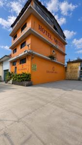 an orange building with a sign on the side of it at Hotel Siesta Escamela in Ixtaczoquitlán