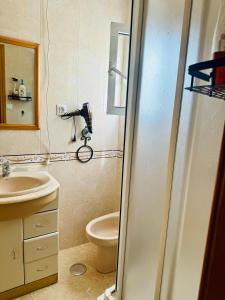 a bathroom with a sink and a toilet at Fórmula 1 aeropuerto in Madrid