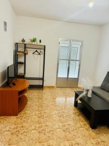 a living room with a couch and a table at Fórmula 1 aeropuerto in Madrid