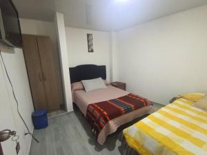 a small room with a bed and a bed sqor at Casa Bercel in Choachí