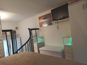 a bedroom with a bed and a stairway with a table at Sto bene al mare in Termoli