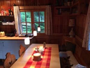 uma sala de jantar com uma mesa e uma janela em Schalale em Kanzelhöhe