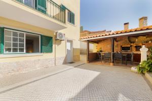a house with a patio and a dining area at Casa Limão in Charneca
