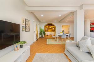 a living room with a couch and a table at Casa Limão in Charneca