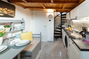 a kitchen with a counter with plates on it at Sto bene al mare in Termoli