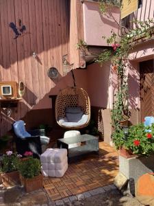 a patio with a wicker chair in the corner of a building at Vincenzo le cyclo in Kientzheim