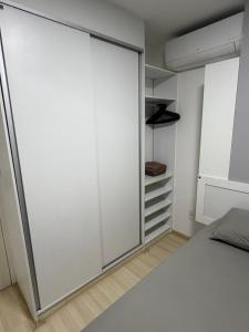 a sliding door in a bedroom with a bed at Apartamento no Edifício Manhattan - Bairro Nobre de Caruaru in Caruaru +29 photos