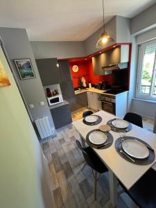 a kitchen and dining room with a table and chairs at Le repos des sommets in La Bourboule