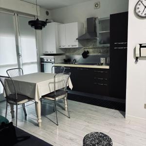 a kitchen with a table and chairs in a room at Pop Art Apartament in Treviso