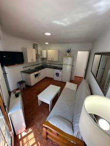 a living room with a couch and a kitchen at Apartamento La Línea 3 in La Línea de la Concepción