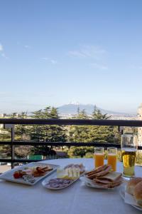 einen Tisch mit Essen und zwei Gläsern Bier in der Unterkunft Europa Stabia Hotel in Castellammare di Stabia