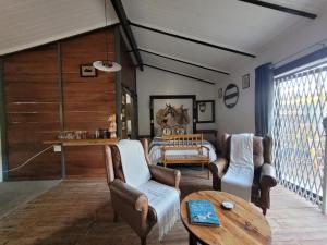 a living room with a table and chairs at Cozy Guest in Graskop