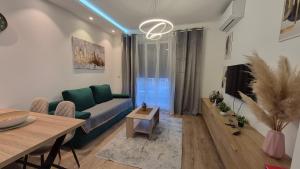 a living room with a couch and a table at Apartman Taris in Vrnjačka Banja