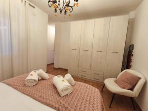 a bedroom with a bed and a chair and a chandelier at Apartamento El Rinconcito de Martina in Jarandilla de la Vera +13 photos