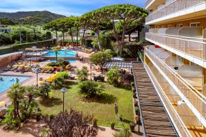 an aerial view of the pool at a resort at Hotel President in Calella