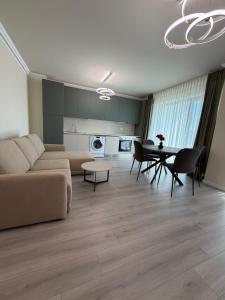 a living room with a couch and a table at Best Luxury Residence in Bistriţa