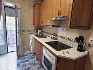 a kitchen with a sink and a stove at Apartamento El Rinconcito de Martina in Jarandilla de la Vera