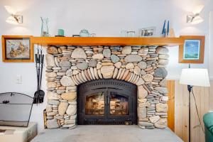 Fotografie z fotogalerie ubytování Secluded waterfront home with firepit, gas grill, kayaks, dock, balcony, & patio v destinaci Phippsburg