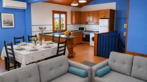 a kitchen and dining room with a table and chairs at El Cajigar Ordesa Aínsa in Laspuña