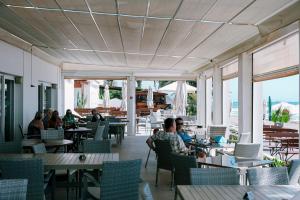 a group of people sitting at tables in a restaurant at Hospedium Hotel Continental in Mojácar