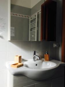 Un lavabo blanco en un baño con espejo. en Villa Anna, en Savelletri di Fasano 31 fotos más
