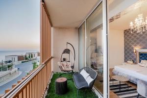 a room with a swing on the balcony at Kalpazo White Stones in Palasë