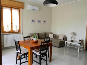 Una sala de estar con una mesa y sillas y un sofá. en Villa Anna, en Savelletri di Fasano