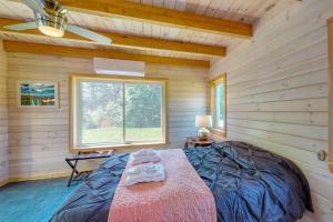 ein Schlafzimmer mit einem Bett in einer Blockhütte in der Unterkunft Bayfront home with gorgeous water views, dock, outdoor patio, fireplace in Bowdoinham + 15 Fotos